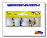 4 parents et 3 enfants jouant NOCH