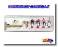 5 randonneurs assis près d'un abreuvoir