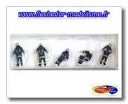 5 pompiers près du camion PREISER