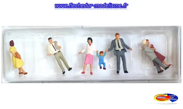 3 couples et 1 enfant marchant PREISER