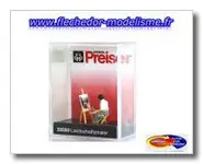 1 peintre assis et son chevalet PREISER