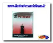 1 prêtre portant une soutane PREISER