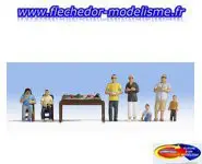 4 parents et 3 enfants jouant NOCH