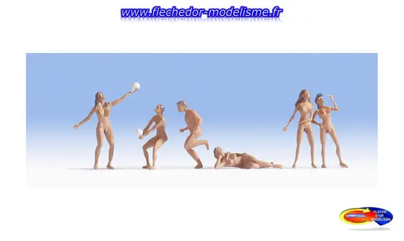 6 nudistes jouant sur la plage NOCH
