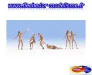 6 nudistes jouant sur la plage NOCH