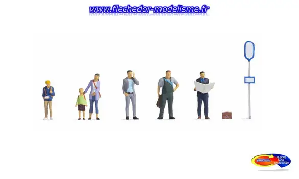 Personnes à l'arrêt de bus NOCH