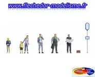 Personnes à l'arrêt de bus NOCH