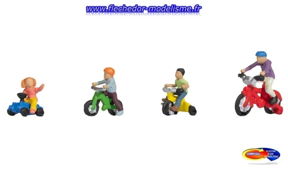 4 enfants sur vélos d'enfants NOCH
